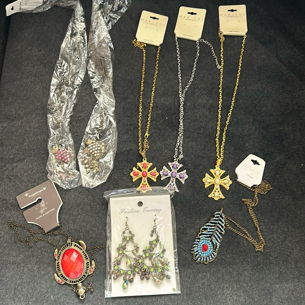 Jewelry Lot of 8 New! Includes 7 Necklaces‎ and 1 pair of Earrings